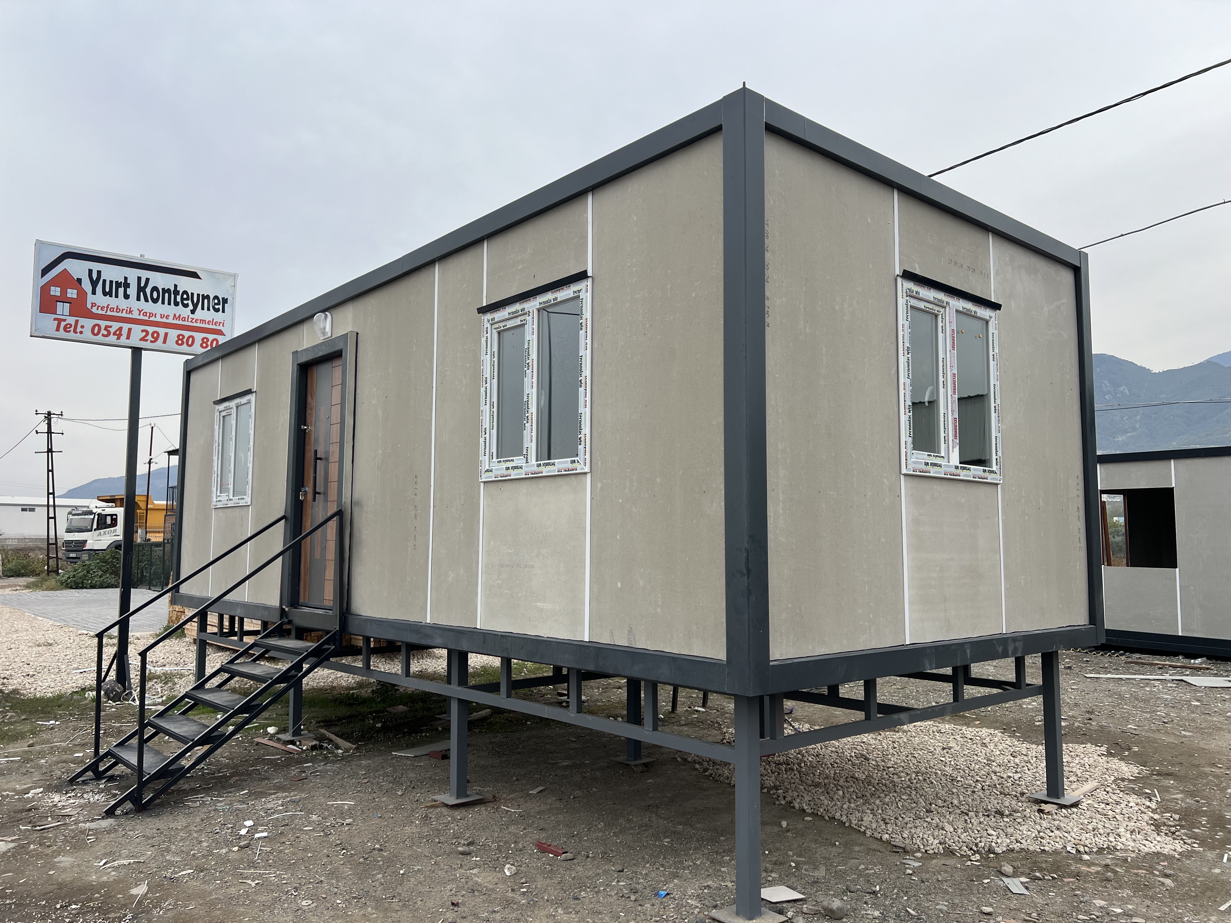 28 METREKARE  1 ODA 1 SALON  BETOPAN KONTEYNER PLATFORMLU.